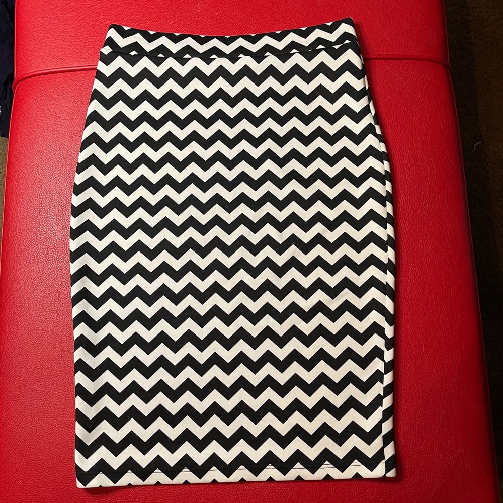 A’GACI: Black & White Pencil Skirt